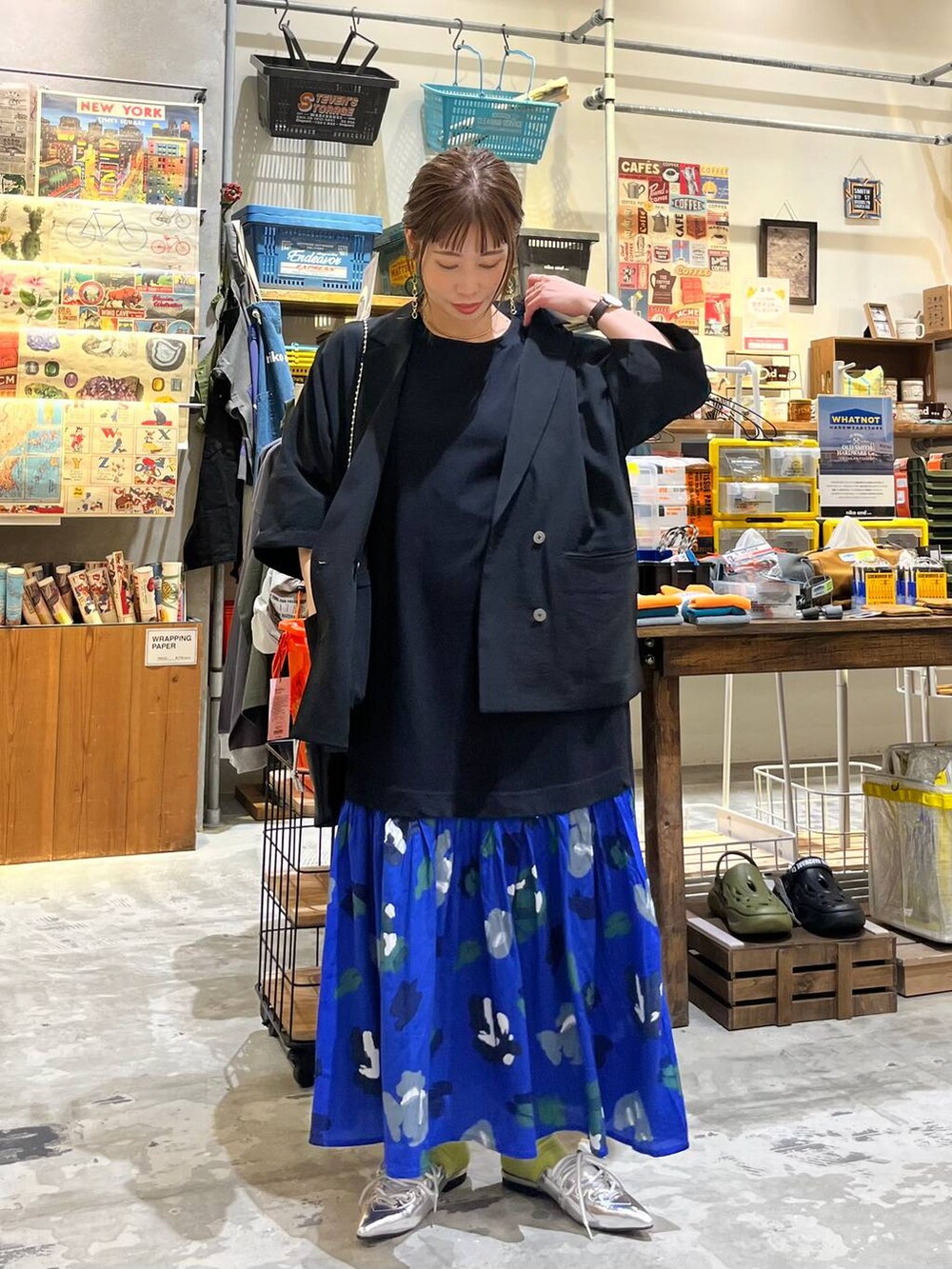 ブラック系のショルダーバッグ、グレー系のサンダル、ブラック系のワンピースを着用したレディースの春コーディネートの5枚目の写真