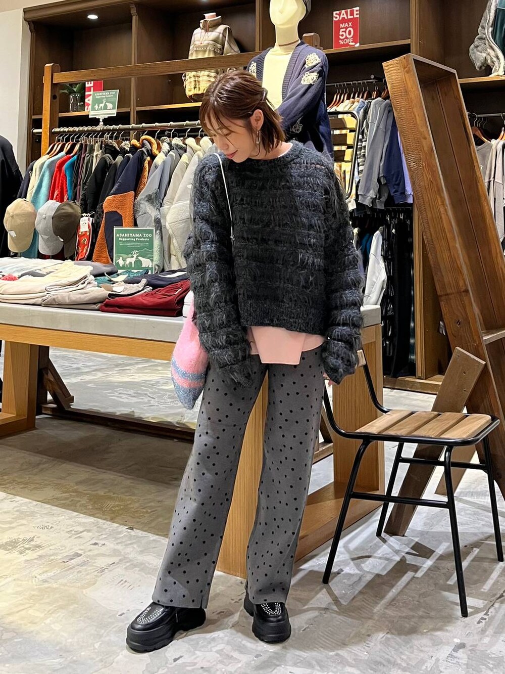 グレー系のその他パンツ、ピンク系のTシャツ/カットソー、ブラック系のその他シューズを着用したレディースの冬コーディネートの2枚目の写真