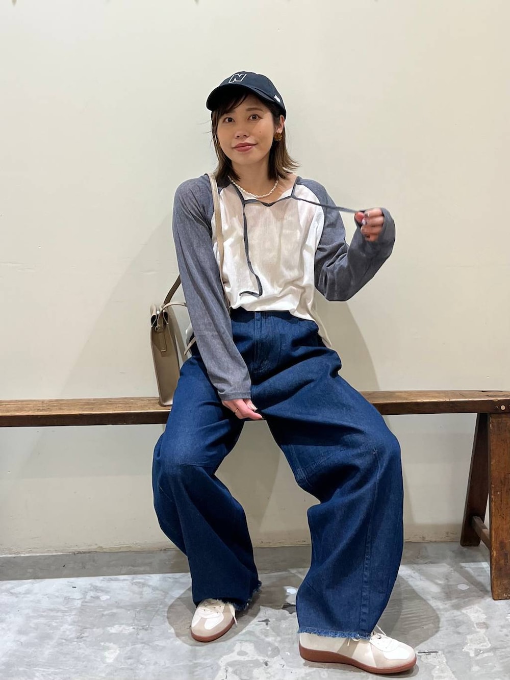 ベージュ系のスニーカー、ブルー系のその他パンツ、ホワイト系のTシャツ/カットソーを着用したレディースの冬コーディネートの4枚目の写真