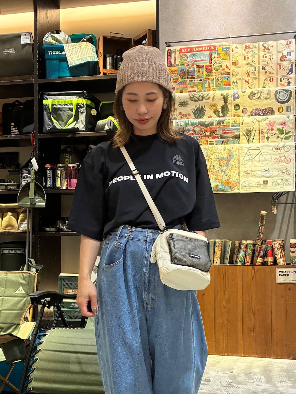 ブルー系のその他パンツ、ブラック系のTシャツ/カットソー、ベージュ系のスニーカーを着用したレディースの夏コーディネートの5枚目の写真