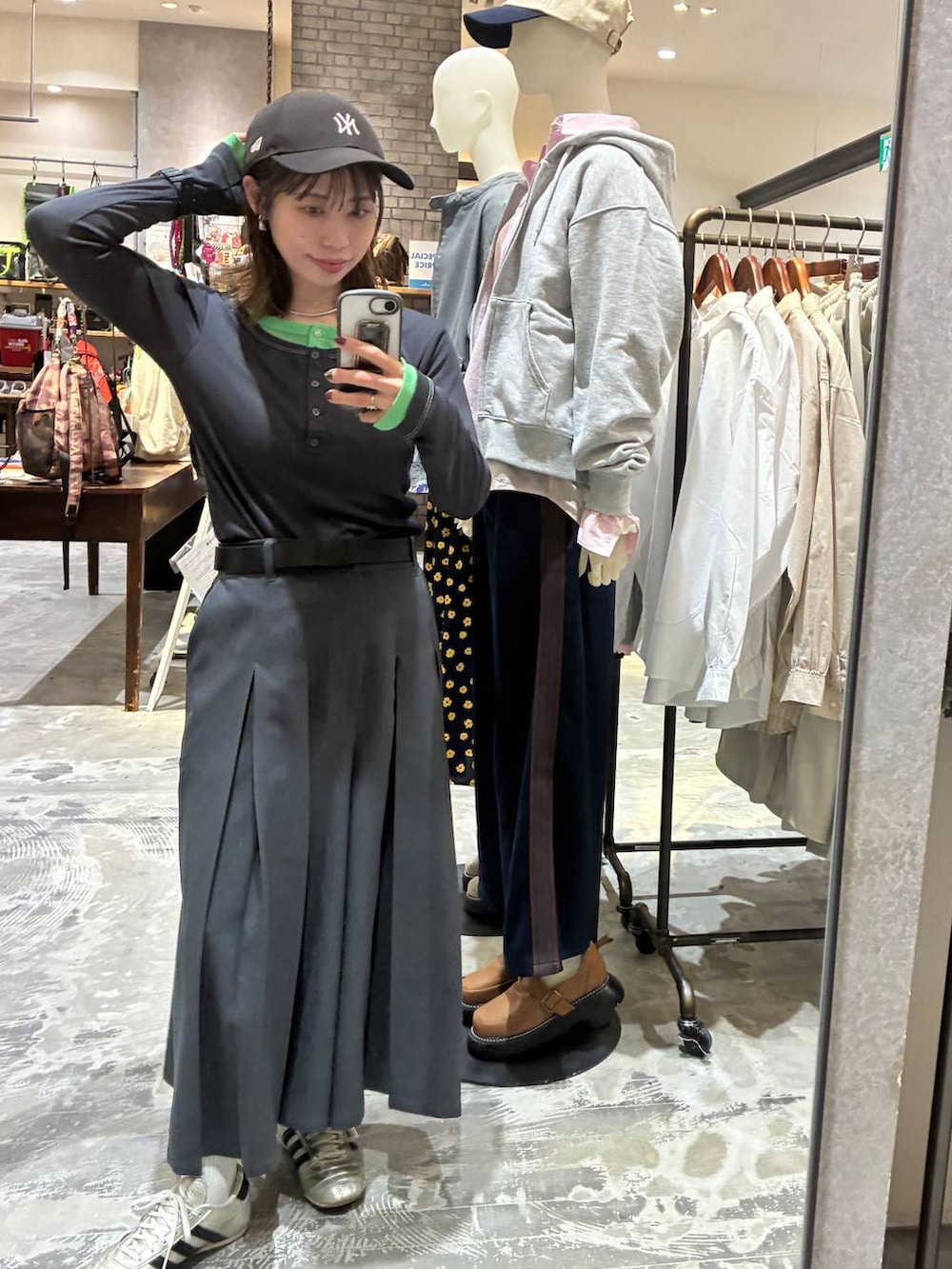 ゴールド系のスニーカー、ブラック系のトートバッグ、ブラック系のその他パンツを着用したレディースの冬コーディネートの8枚目の写真