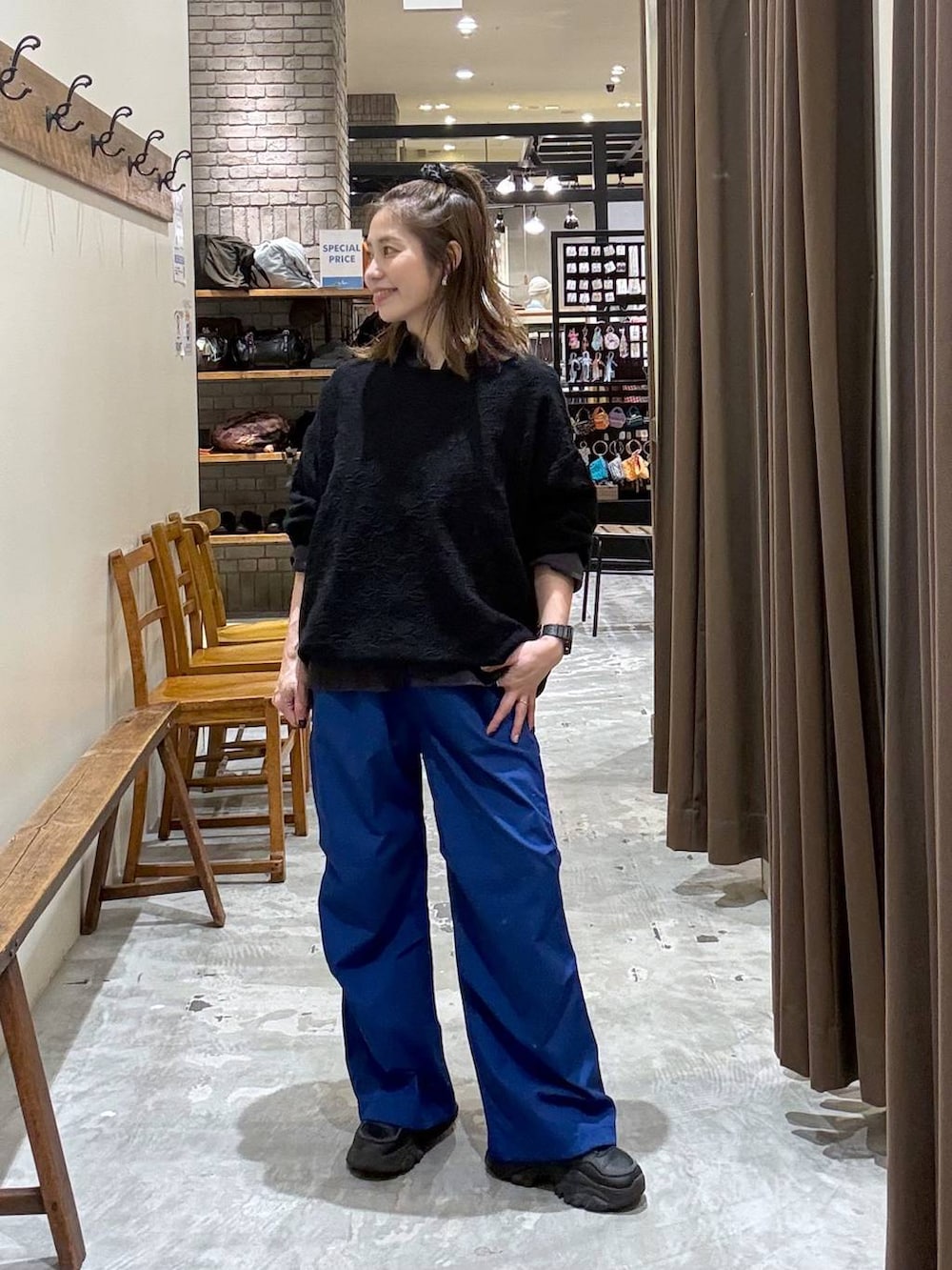 ブラック系のTシャツ/カットソー、ブルー系のその他パンツを着用したレディースの春コーディネートの7枚目の写真