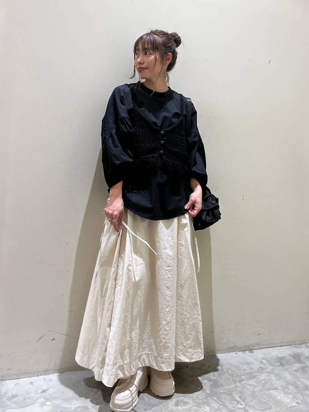 ベージュ系のローファー、ブラック系のその他トップス、ブラック系のショルダーバッグを着用したレディースの春コーディネートの3枚目の写真