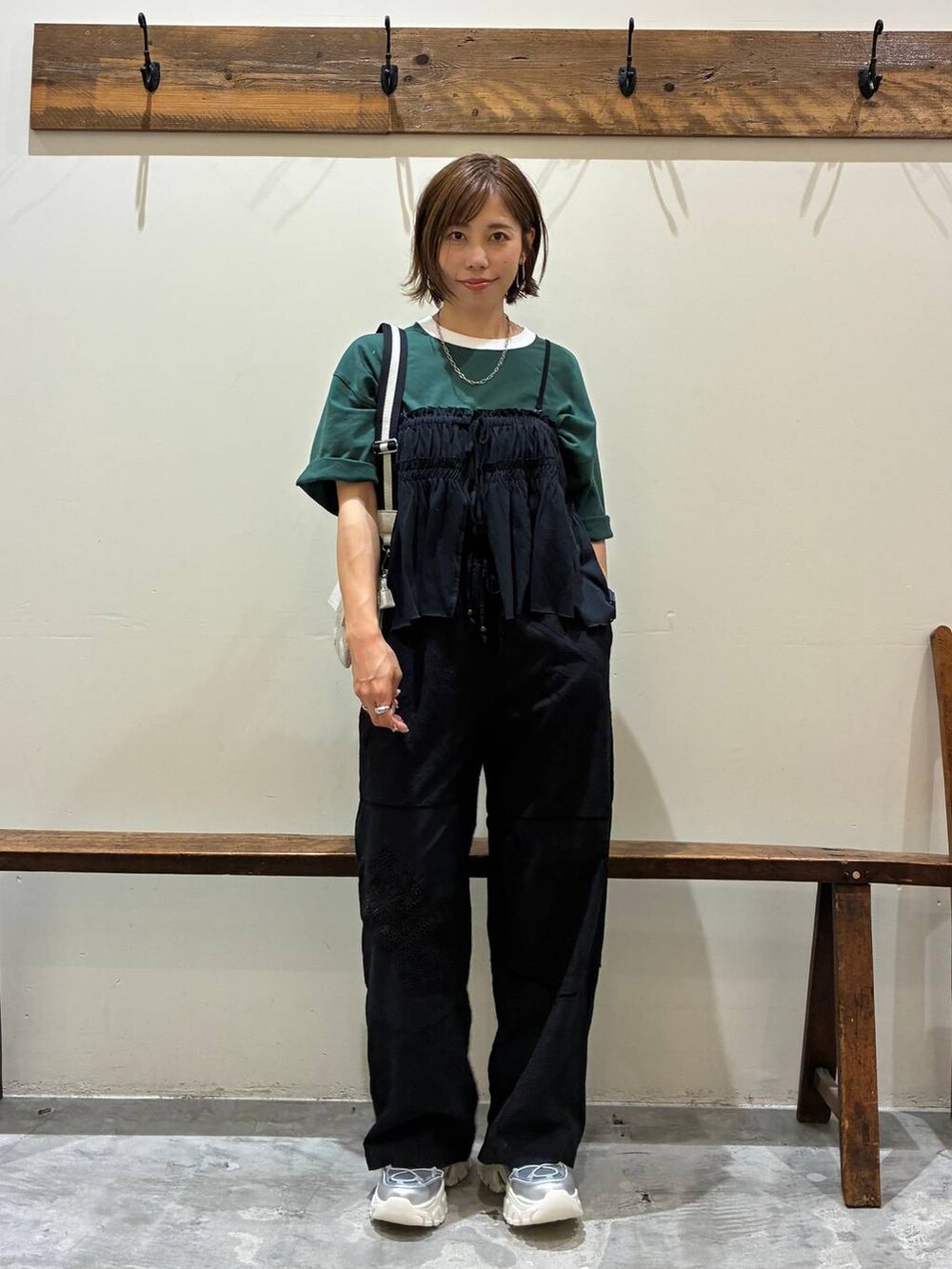 シルバー系のスニーカー、ブラック系のその他パンツ、グリーン系のTシャツ/カットソーを着用したレディースの夏コーディネートの7枚目の写真