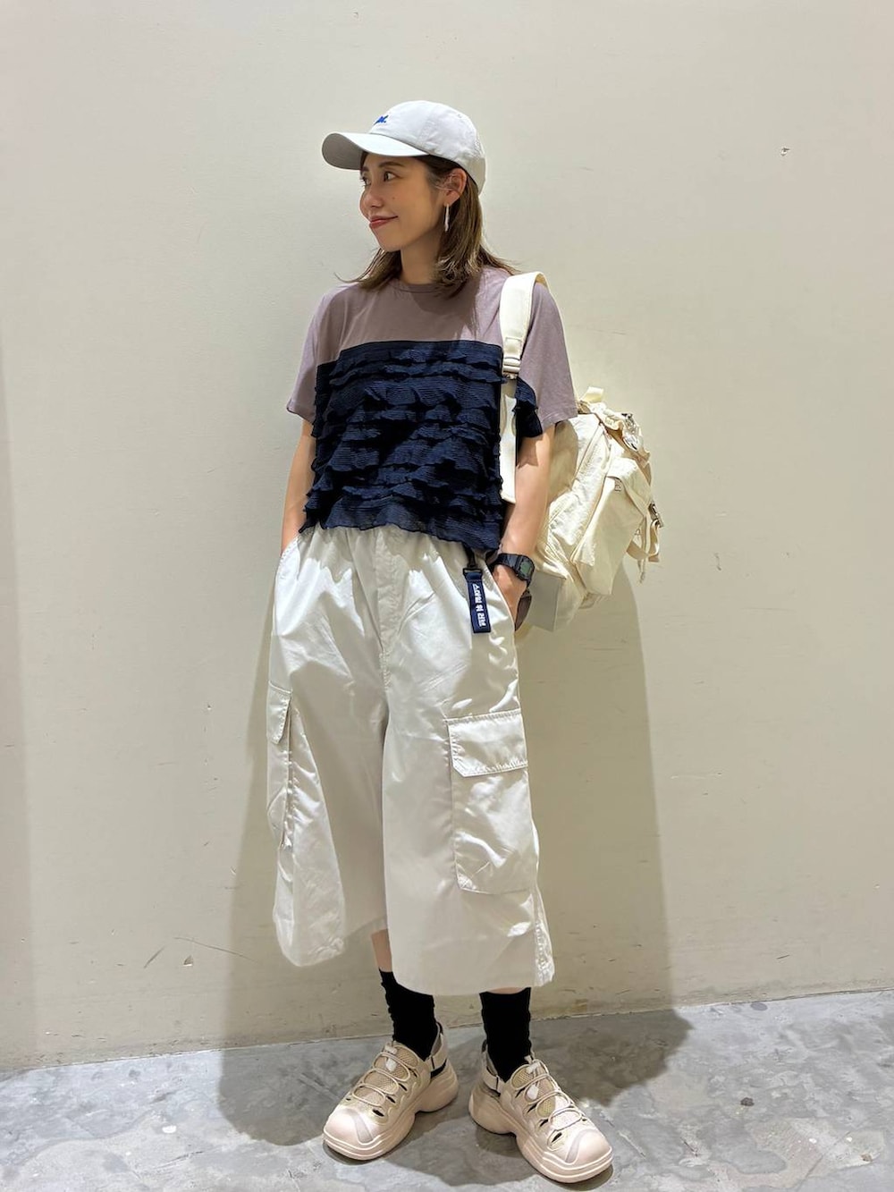 ベージュ系のバックパック/リュック、ベージュ系のサンダル、グレー系のその他パンツを着用したレディースの夏コーディネートの9枚目の写真