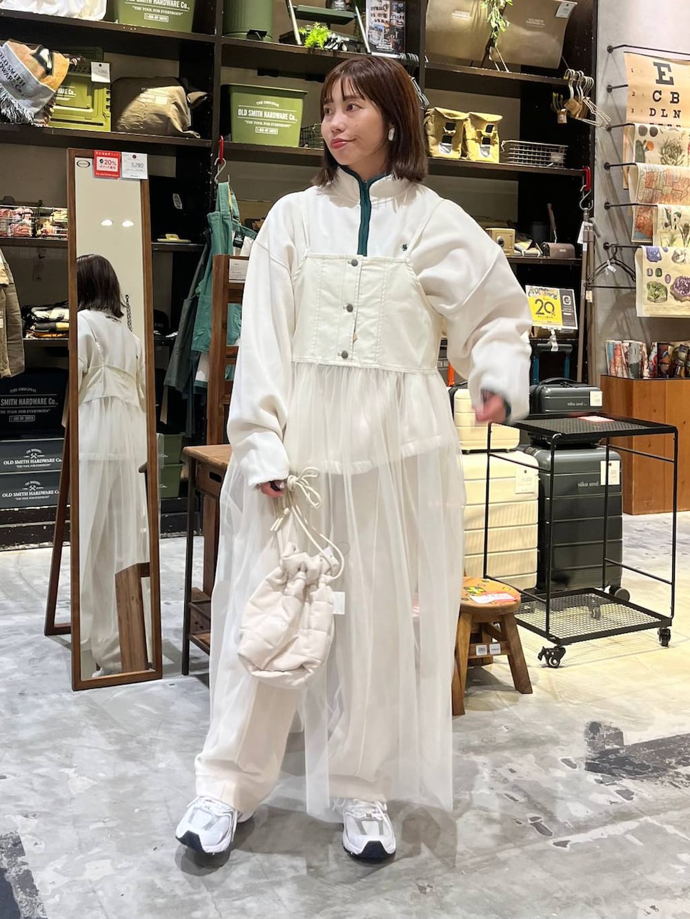 ホワイト系のスニーカー、ベージュ系のその他パンツ、ベージュ系のスウェットを着用したレディースの秋コーディネートの2枚目の写真