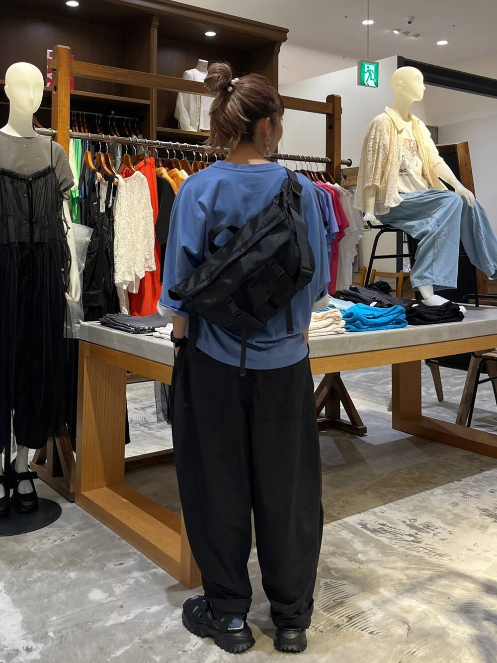 ブルー系のTシャツ/カットソー、ブラック系のその他パンツ、ブラック系のサンダルを着用したレディースの夏コーディネートの3枚目の写真