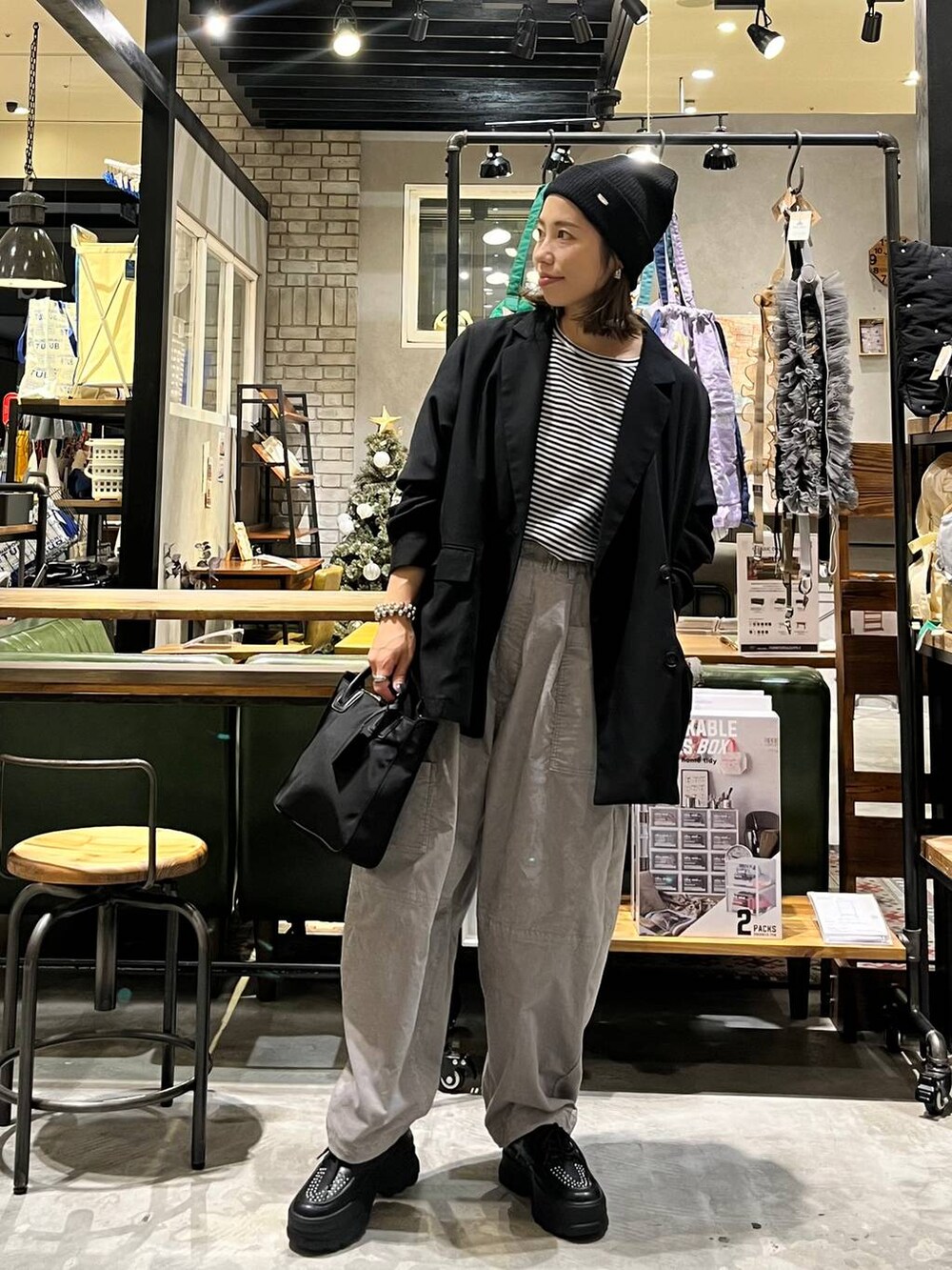 ブラック系のその他シューズ、ブラック系のショルダーバッグ、ブラック系のその他アウターを着用したレディースの秋コーディネートの8枚目の写真