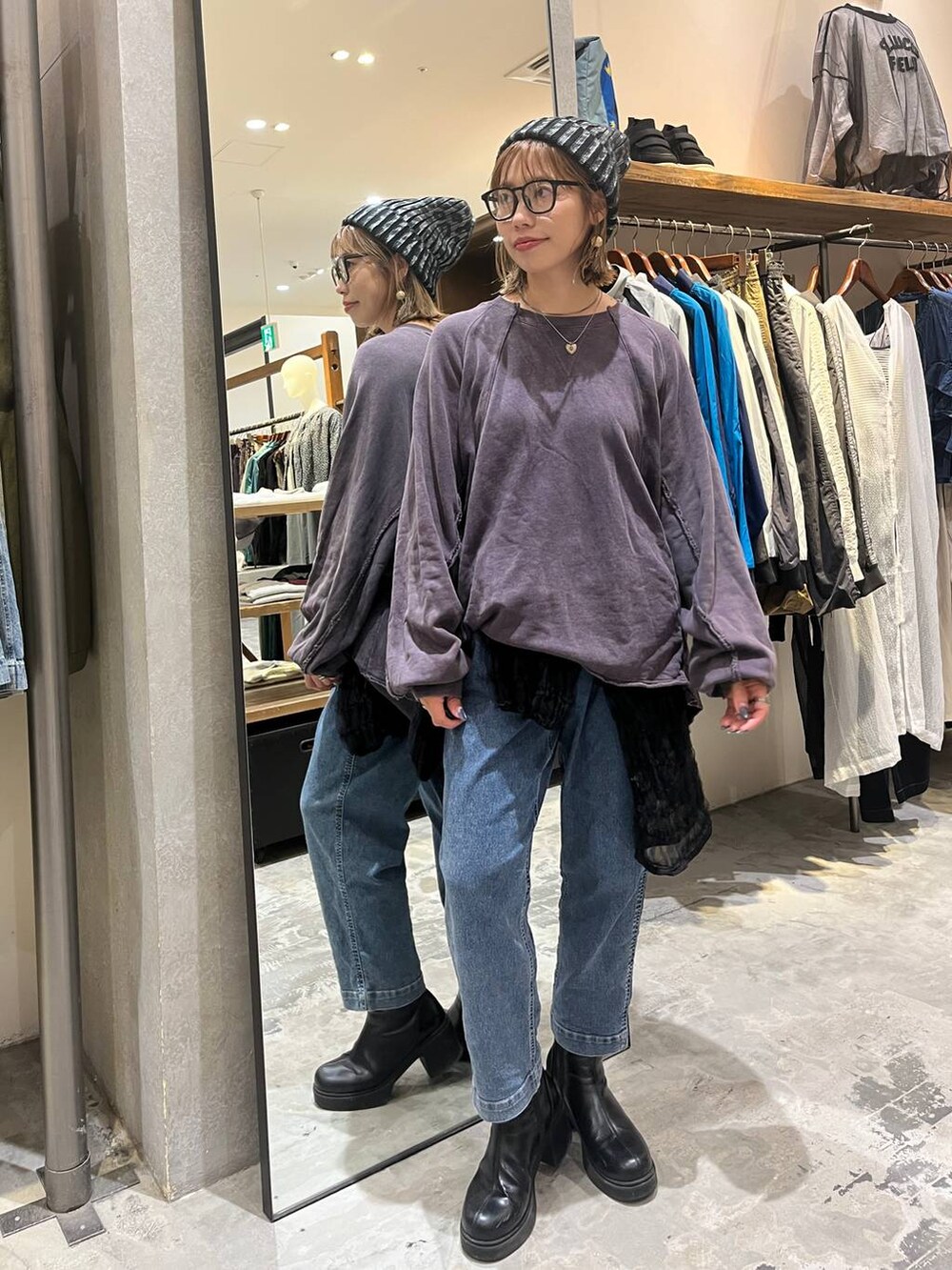 パープル系のTシャツ/カットソー、ブラック系のTシャツ/カットソー、ブラック系のブーツを着用したレディースの秋コーディネートの7枚目の写真