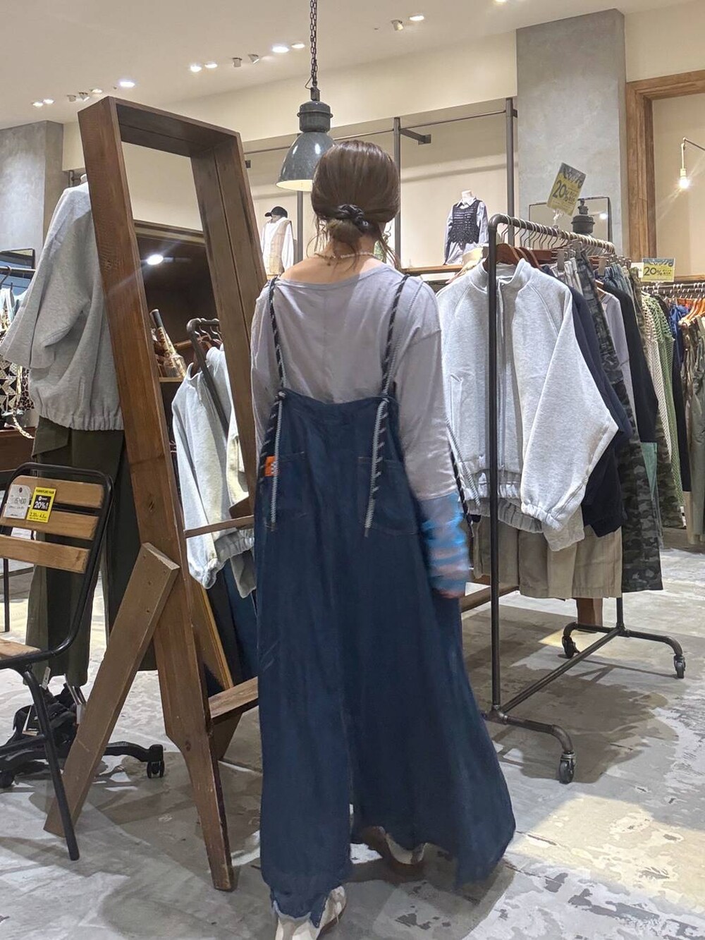 グレー系のTシャツ/カットソーを着用したレディースの春コーディネートの2枚目の写真