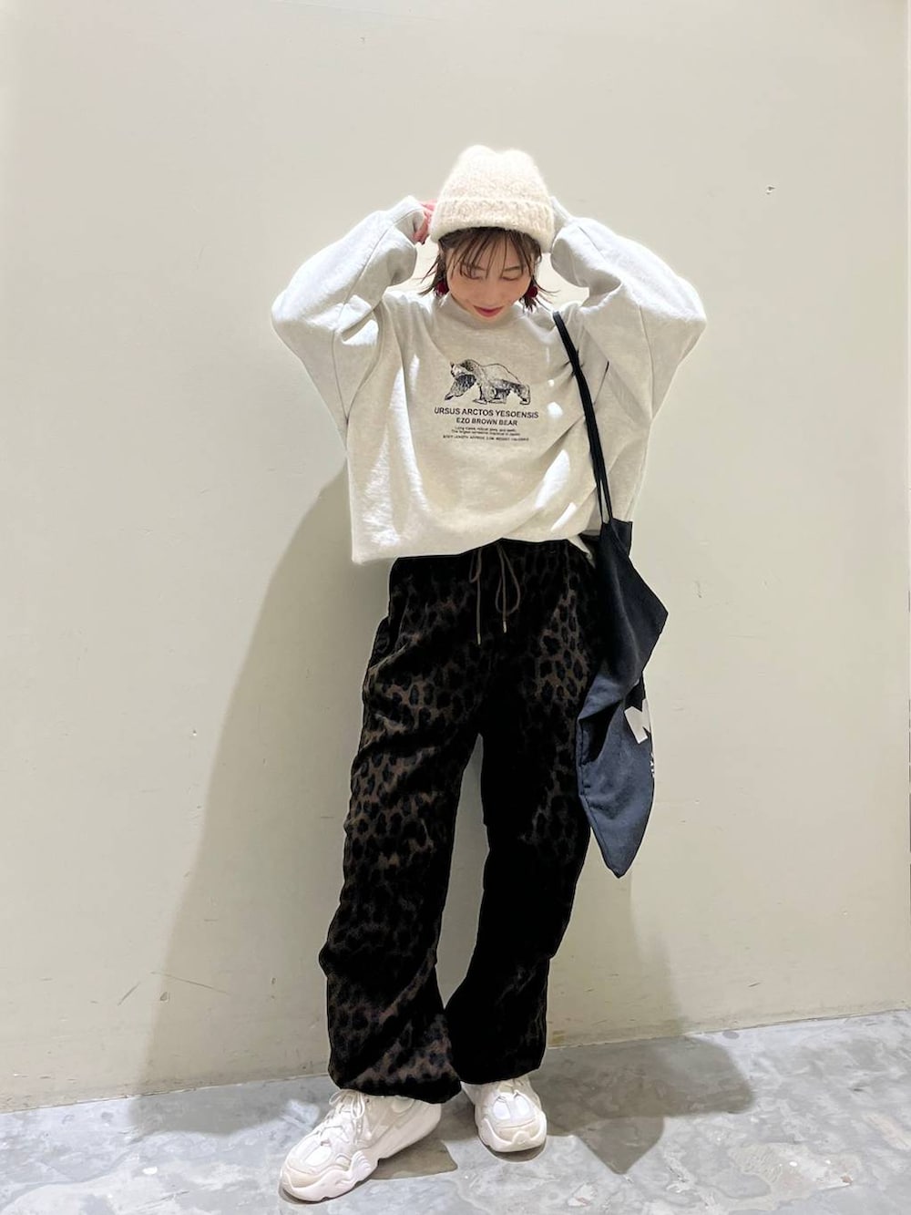 グレー系のトートバッグ、ベージュ系のスウェット、ベージュ系のその他パンツを着用したレディースの冬コーディネートの6枚目の写真