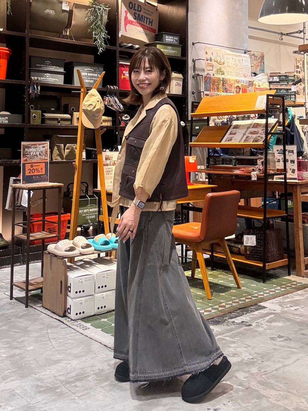 ホワイト系のTシャツ/カットソー、ブラック系のモカシン/デッキシューズ、ベージュ系のショルダーバッグを着用したレディースの秋コーディネートの2枚目の写真