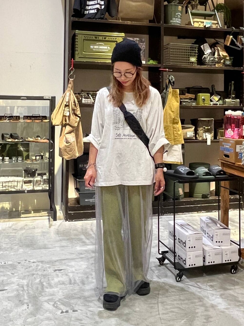 ベージュ系のTシャツ/カットソー、グレー系のその他パンツ、グリーン系のその他パンツを着用したレディースの夏コーディネートの5枚目の写真