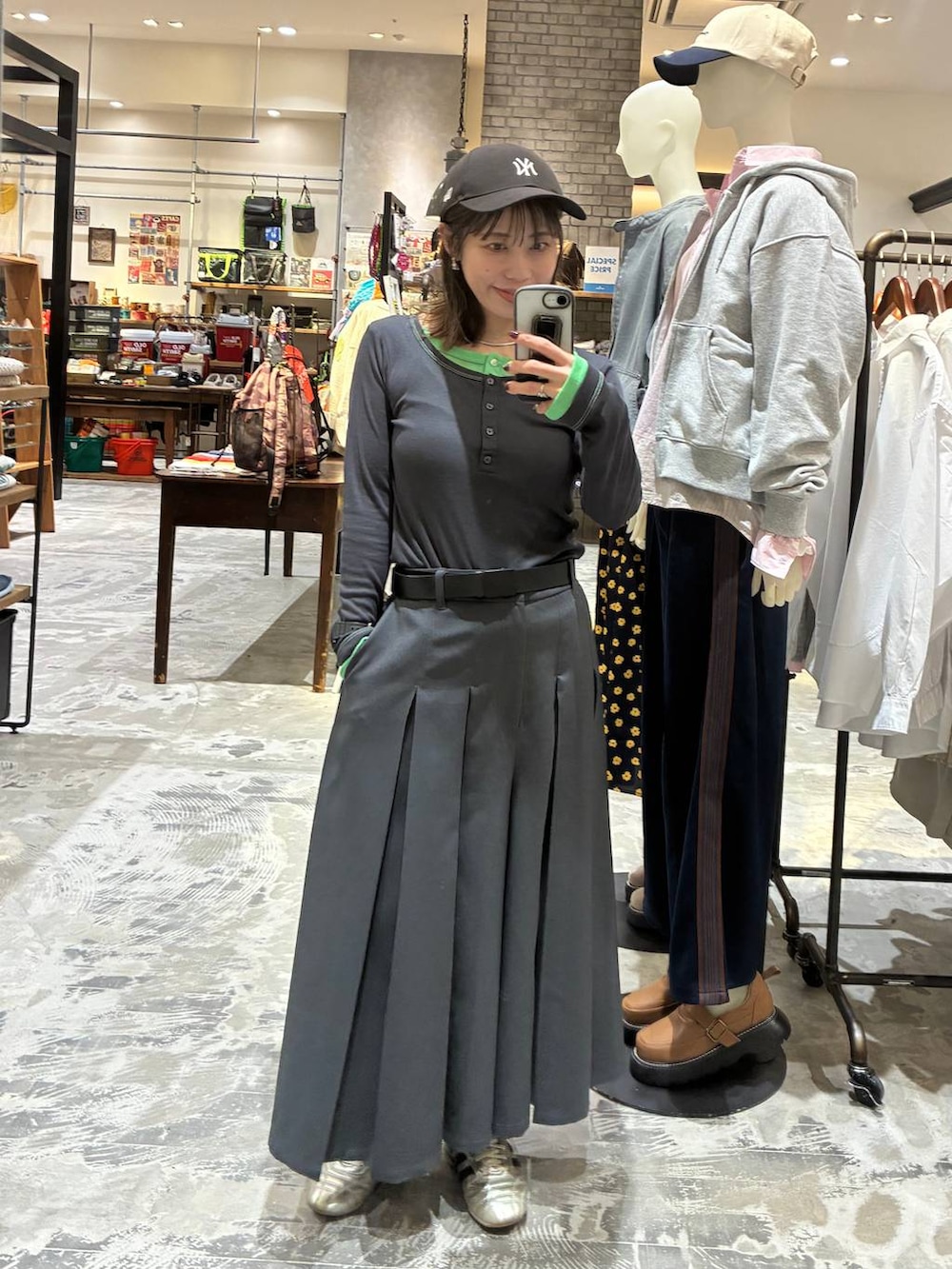 ゴールド系のスニーカー、ブラック系のトートバッグ、ブラック系のその他パンツを着用したレディースの冬コーディネートの7枚目の写真