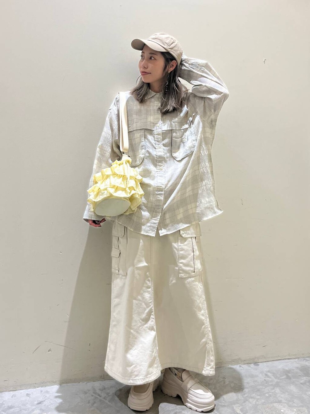 ベージュ系のローファー、ベージュ系のショルダーバッグ、ベージュ系のシャツ/ブラウスを着用したレディースの春コーディネートの5枚目の写真