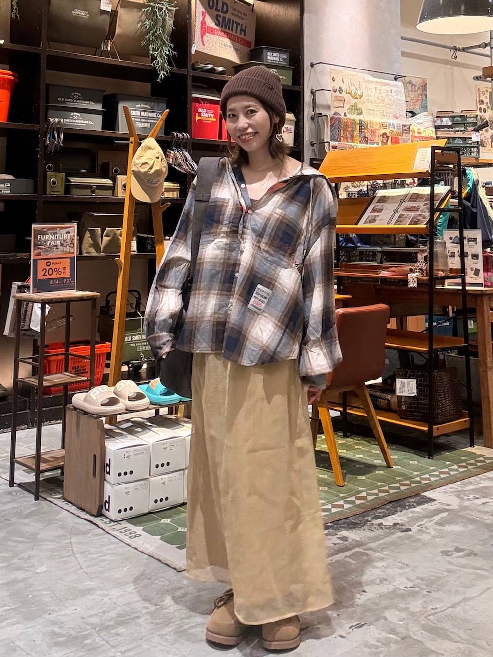 ブラウン系のショルダーバッグ、イエロー系のモカシン/デッキシューズ、ブラウン系のニットキャップ/ビーニーを着用したレディースの秋コーディネートの7枚目の写真