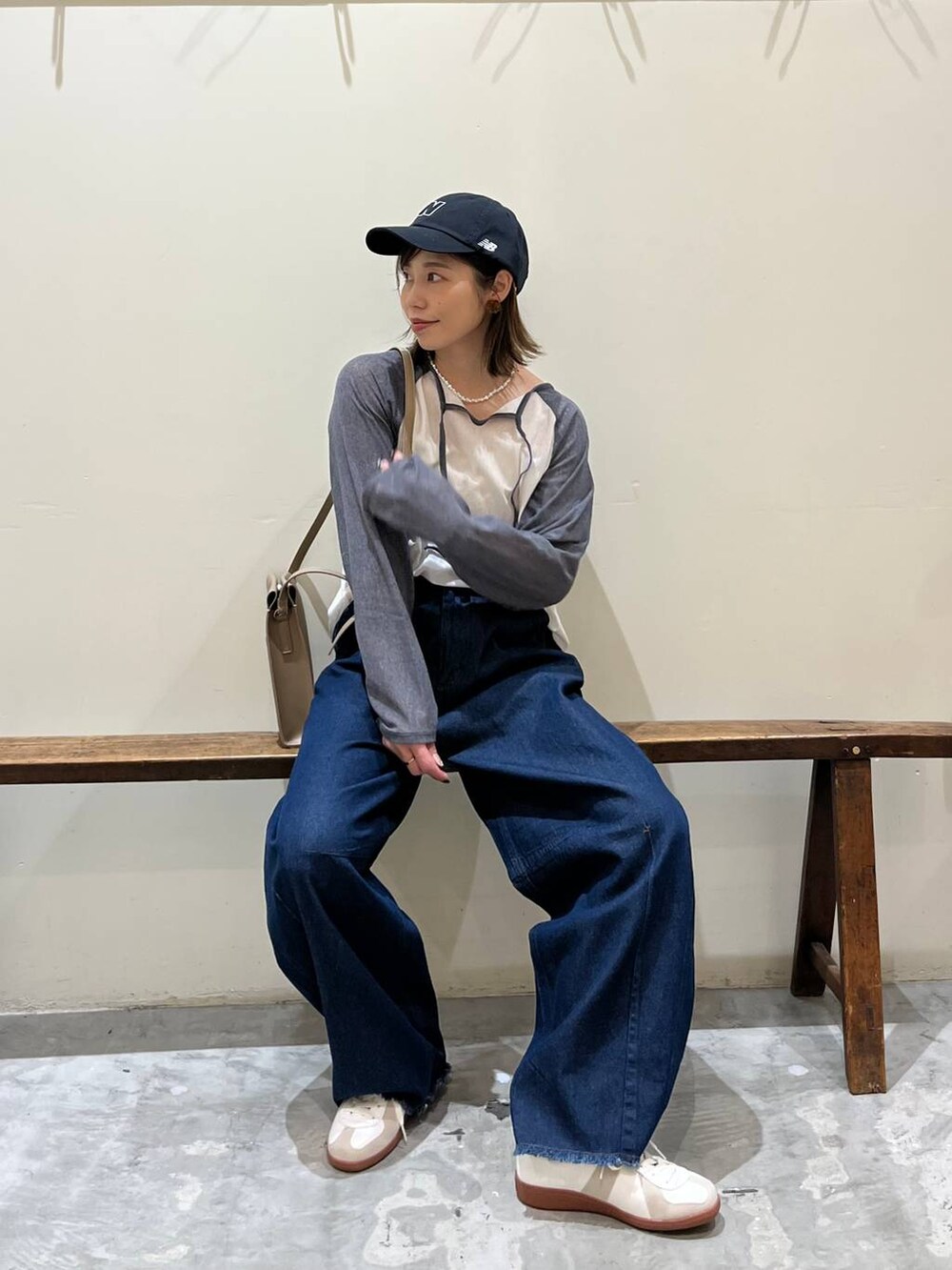 ベージュ系のスニーカー、ブルー系のその他パンツ、ホワイト系のTシャツ/カットソーを着用したレディースの冬コーディネートの2枚目の写真