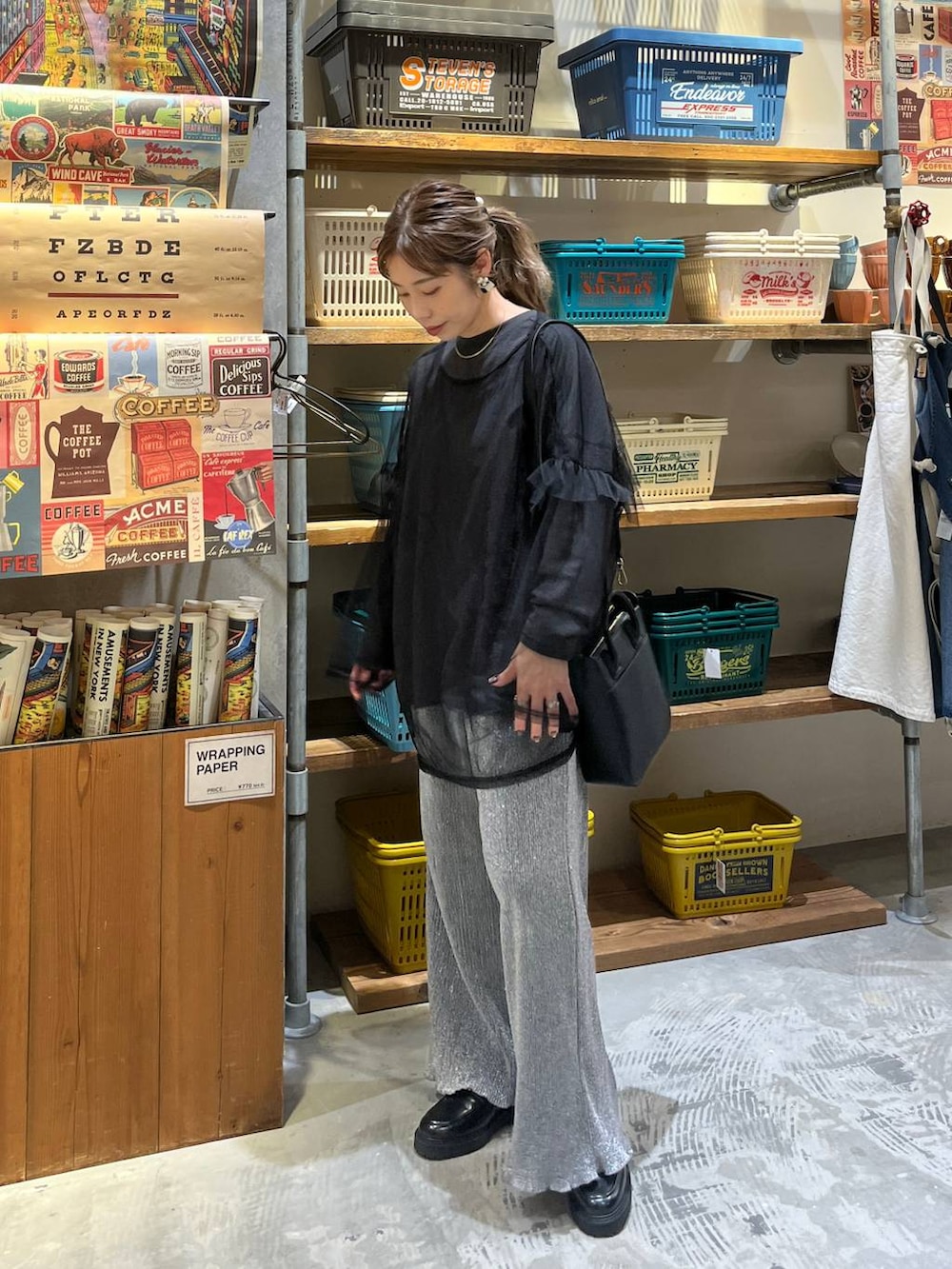 ブラック系のトートバッグ、グレー系のその他パンツ、ブラック系のローファーを着用したレディースの春コーディネートの8枚目の写真