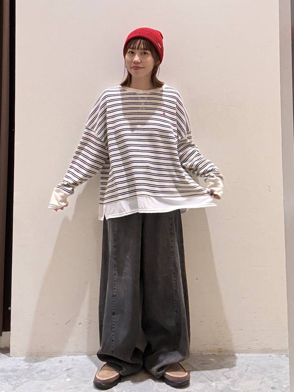ベージュ系のTシャツ/カットソー、グレー系のデニムパンツ、ベージュ系のその他シューズを着用したレディースの秋コーディネートの2枚目の写真