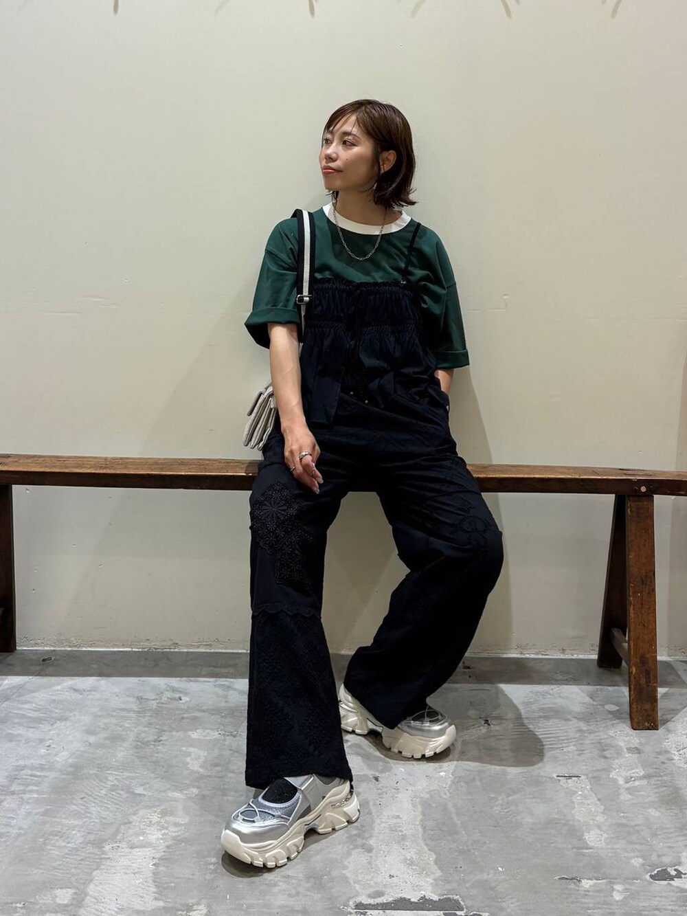 シルバー系のスニーカー、ブラック系のその他パンツ、グリーン系のTシャツ/カットソーを着用したレディースの夏コーディネートの2枚目の写真