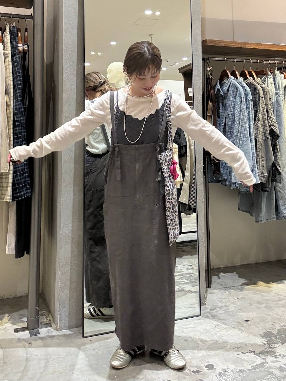 その他のトートバッグ、ゴールド系のスニーカー、グレー系のワンピースを着用したレディースの春コーディネートの10枚目の写真