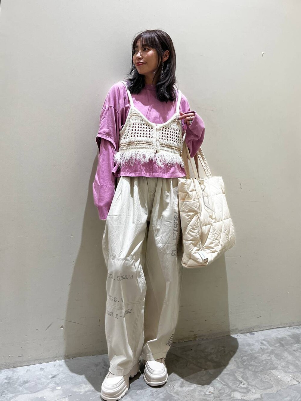 ベージュ系のローファー、ピンク系のTシャツ/カットソー、ベージュ系のその他トップスを着用したレディースの春コーディネートの5枚目の写真