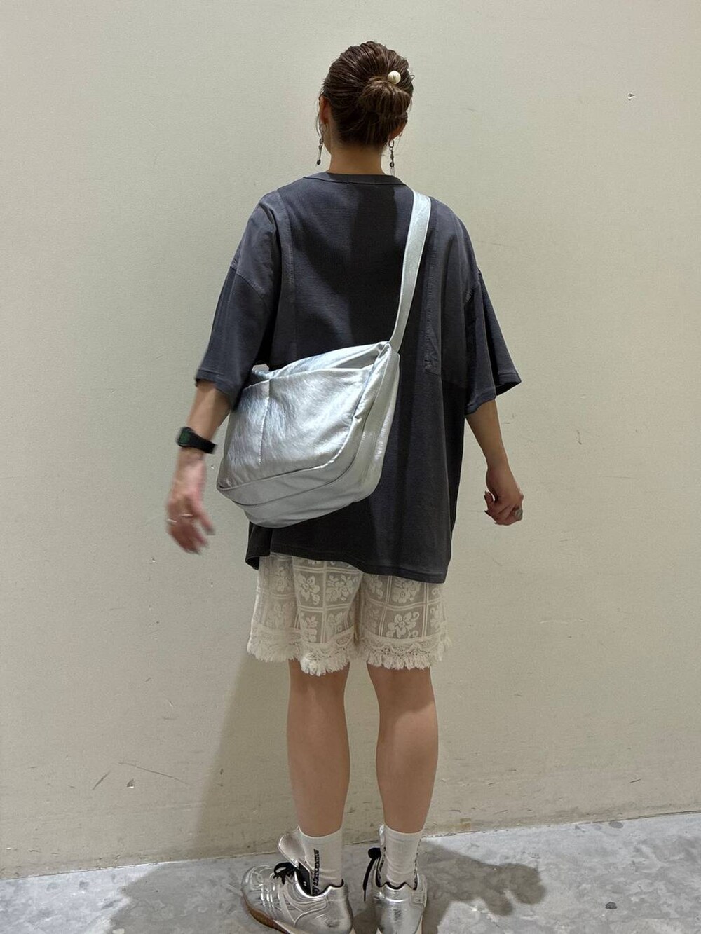 ベージュ系のその他パンツ、シルバー系のスニーカー、グレー系のショルダーバッグを着用したレディースの夏コーディネートの2枚目の写真