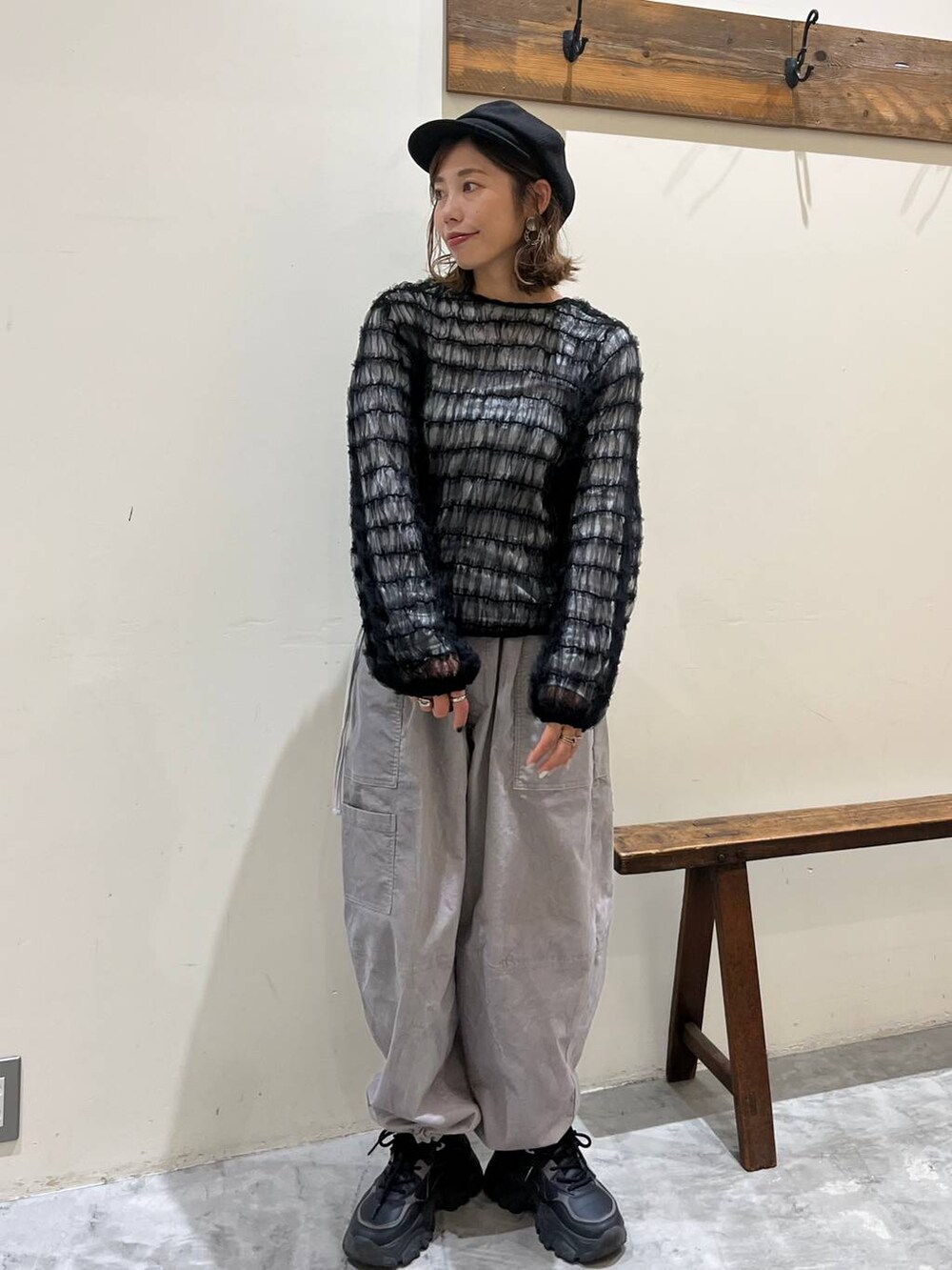 ホワイト系のTシャツ/カットソー、グレー系のその他パンツ、ブラック系のTシャツ/カットソーを着用したレディースの秋コーディネートの2枚目の写真