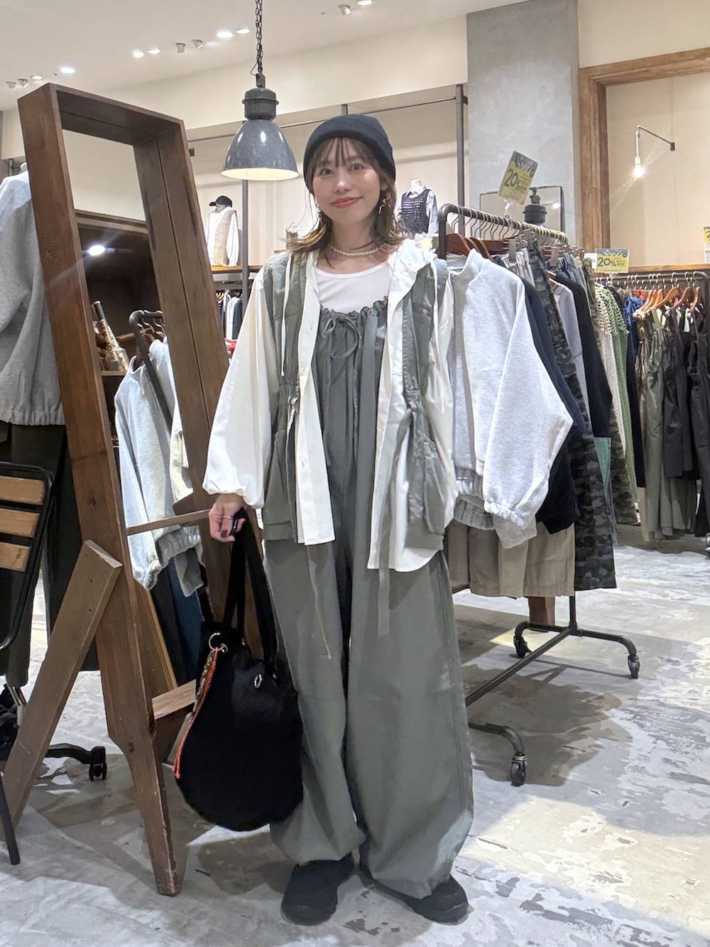 グリーン系のベスト、グリーン系のサロペット/オーバーオール、ホワイト系のシャツ/ブラウスを着用したレディースの春コーディネートの7枚目の写真