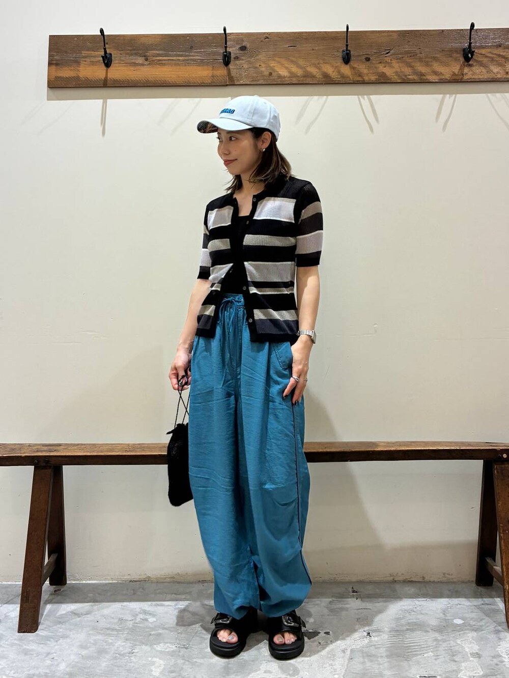 ブルー系のその他パンツ、ブラック系のショルダーバッグ、ブラック系のサンダルを着用したレディースの春コーディネートの5枚目の写真
