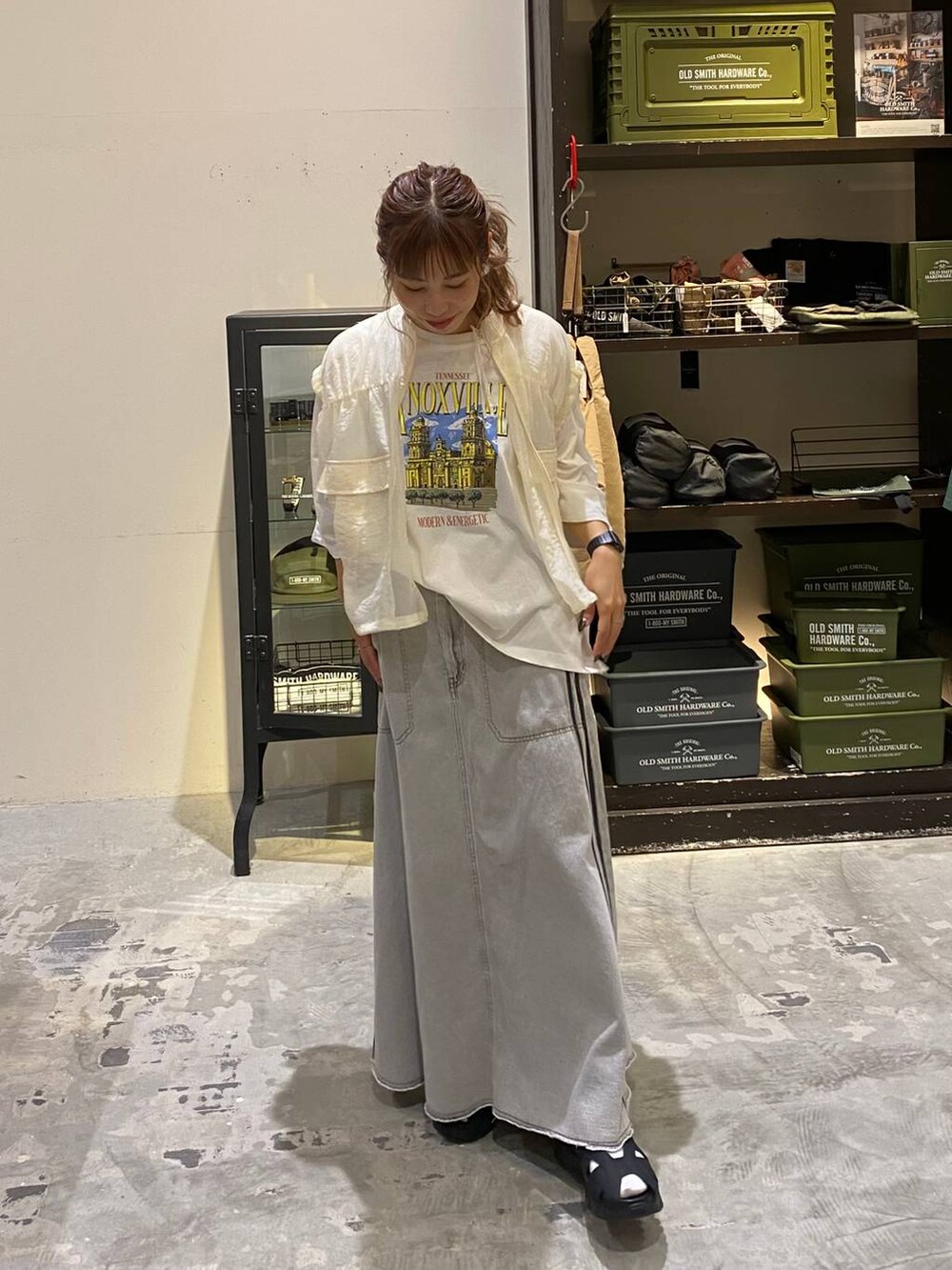 その他のタンクトップ、ホワイト系のTシャツ/カットソー、ホワイト系のその他パンツを着用したレディースの夏コーディネートの8枚目の写真