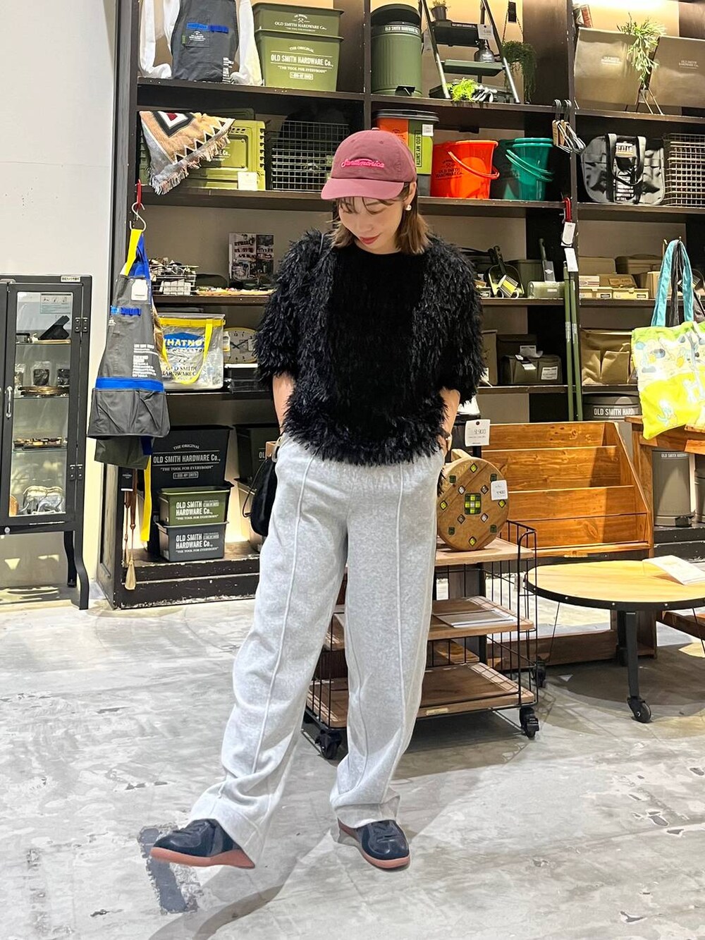 「ベーシック/シンプル、低身長、ゆったり、休日コーデ、ママコーデ、楽ちんコーデ、ラフ、着痩せ・細見え、大人カジュアル、キャップ、ニット、ナチュラル、カジュアル、オーバーサイズ、niko and ...」｜「niko and...のラビットタッチベロアパンツ（その他パンツ、グレー系）」を使った、RENAさん（レディース・153cm）の秋コーディネートの4枚目の写真