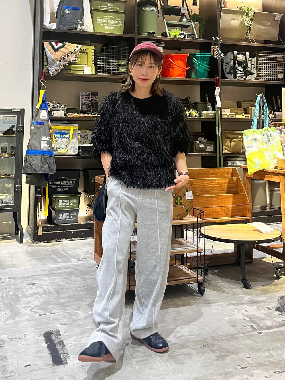 「ベーシック/シンプル、低身長、ゆったり、休日コーデ、ママコーデ、楽ちんコーデ、ラフ、着痩せ・細見え、大人カジュアル、キャップ、ニット、ナチュラル、カジュアル、オーバーサイズ、niko and ...」｜「niko and...のラビットタッチベロアパンツ（その他パンツ、グレー系）」を使った、RENAさん（レディース・153cm）の秋コーディネートの3枚目の写真