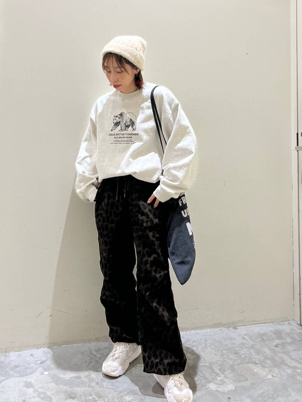 グレー系のトートバッグ、ベージュ系のスウェット、ベージュ系のその他パンツを着用したレディースの冬コーディネートの5枚目の写真