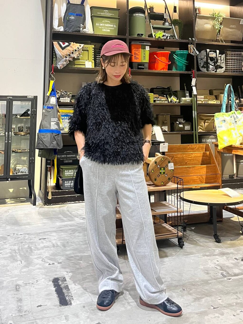 「ベーシック/シンプル、低身長、ゆったり、休日コーデ、ママコーデ、楽ちんコーデ、ラフ、着痩せ・細見え、大人カジュアル、キャップ、ニット、ナチュラル、カジュアル、オーバーサイズ、niko and ...」｜「niko and...のラビットタッチベロアパンツ（その他パンツ、グレー系）」を使った、RENAさん（レディース・153cm）の秋コーディネートの2枚目の写真