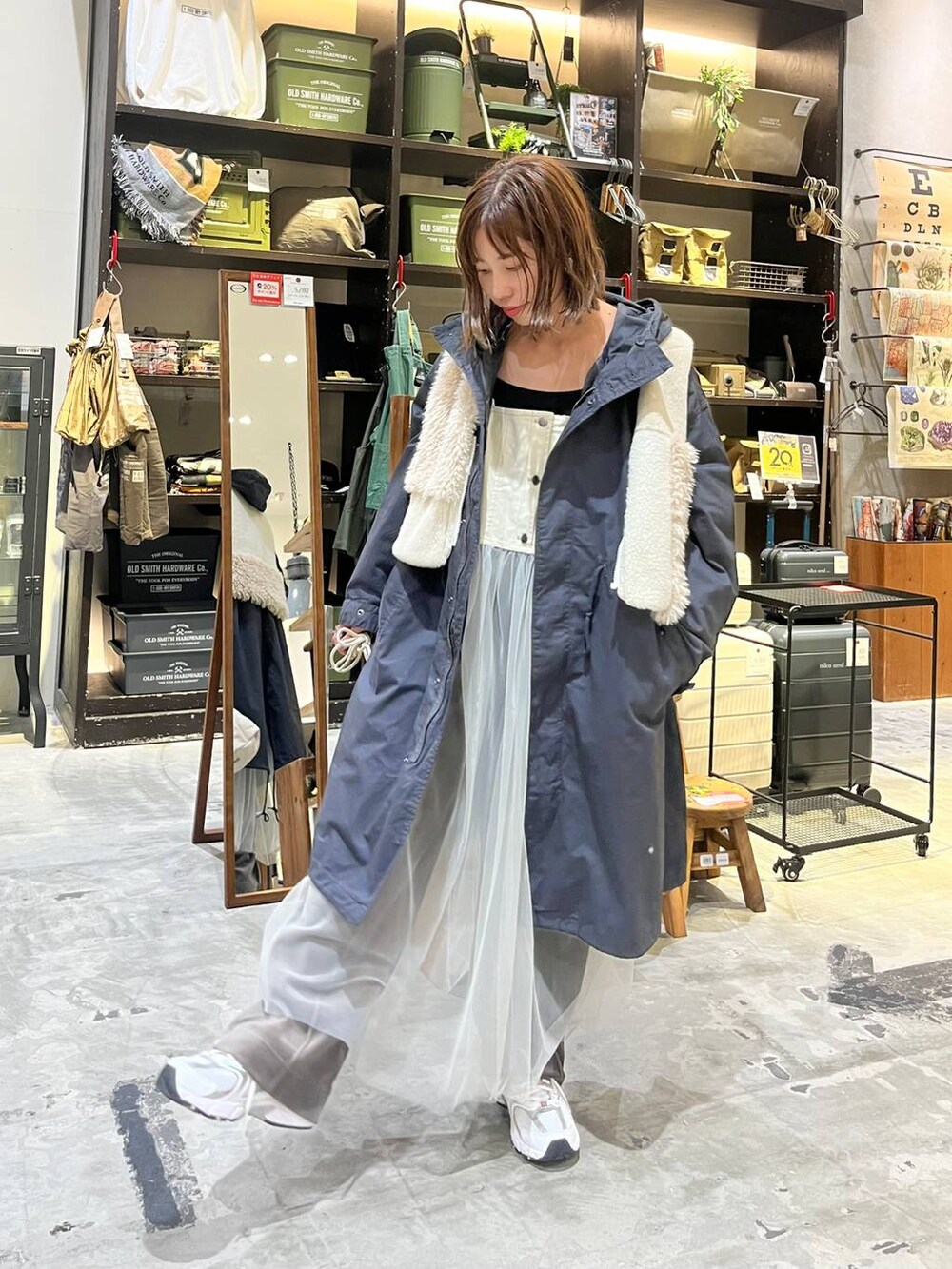 ホワイト系のスニーカー、ブラウン系のその他パンツ、ベージュ系のベストを着用したレディースの秋コーディネートの2枚目の写真