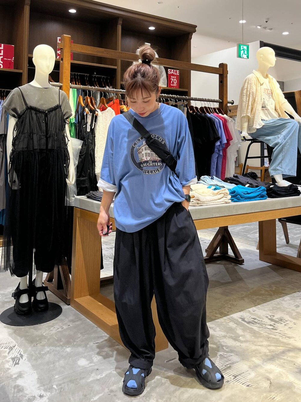 ブルー系のTシャツ/カットソー、ブラック系のその他パンツ、ブラック系のサンダルを着用したレディースの夏コーディネートの8枚目の写真