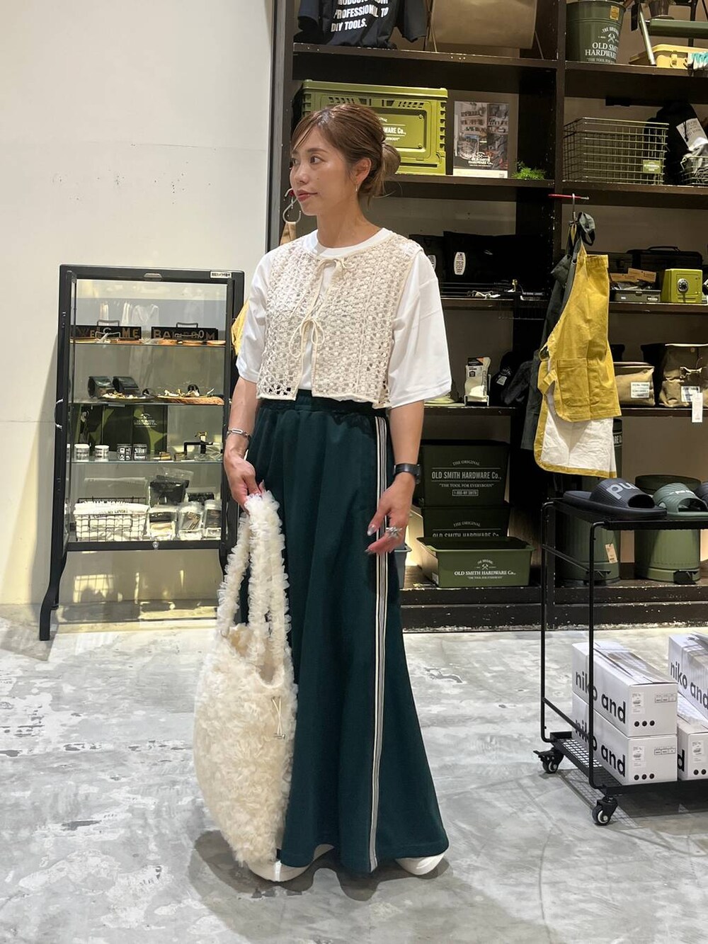 ベージュ系のサンダル、ベージュ系のシャツ/ブラウス、ホワイト系のTシャツ/カットソーを着用したレディースの夏コーディネートの4枚目の写真