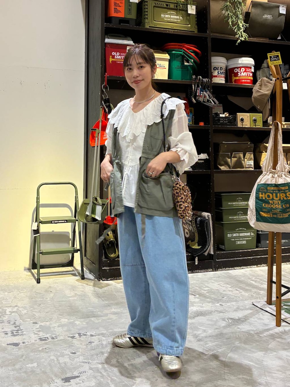 その他のショルダーバッグ、ゴールド系のスニーカー、グリーン系のベストを着用したレディースの冬コーディネートの4枚目の写真