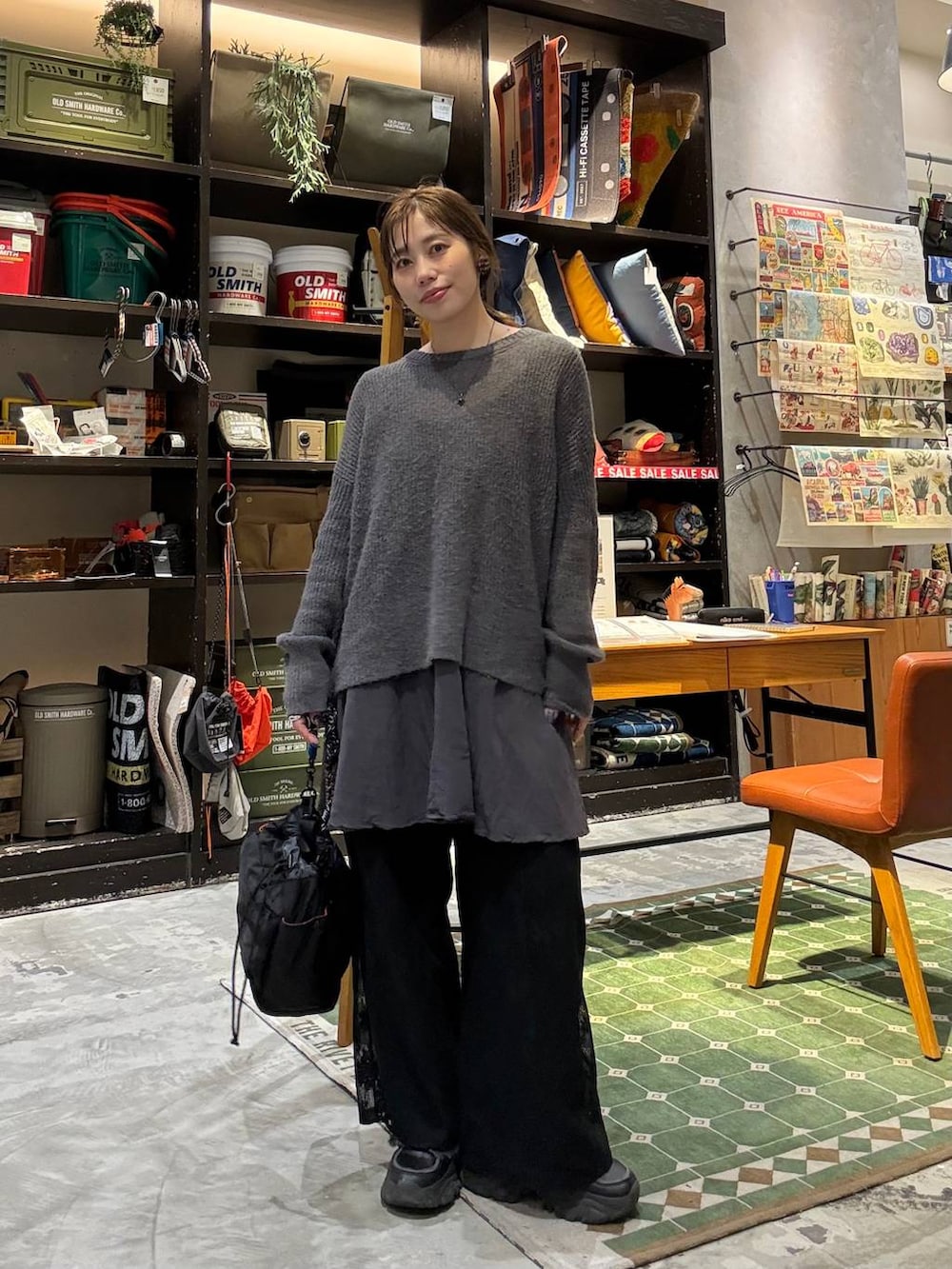グレー系のニット/セーター、ブラック系のデニムパンツ、ブラック系のその他パンツを着用したレディースの冬コーディネートの3枚目の写真