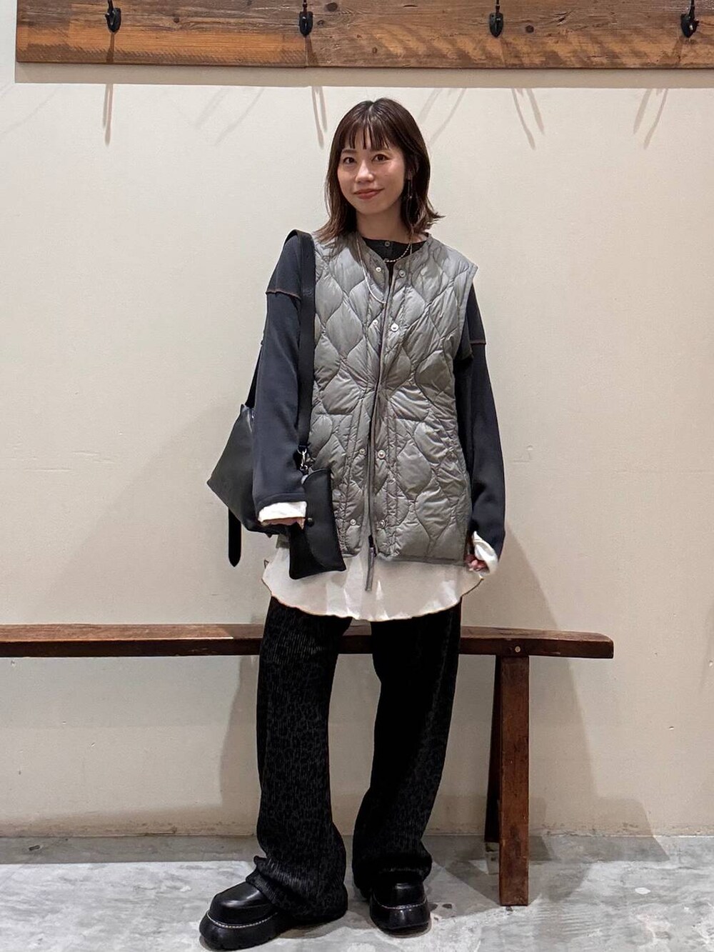 その他のその他パンツ、グレー系のワンピース、ブラック系のドレスシューズを着用したレディースの秋コーディネートの2枚目の写真