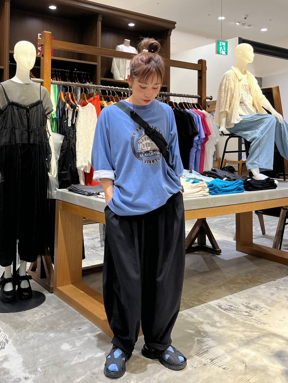 ブルー系のTシャツ/カットソー、ブラック系のその他パンツ、ブラック系のサンダルを着用したレディースの夏コーディネートの7枚目の写真