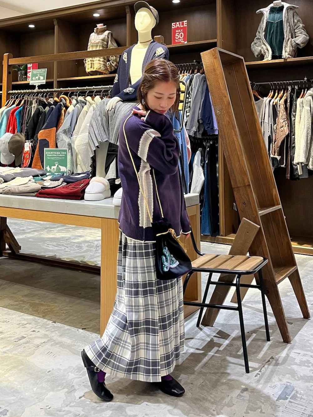 パープル系のニット/セーター、ベージュ系のスカート、その他のパンプスを着用したレディースの冬コーディネートの3枚目の写真