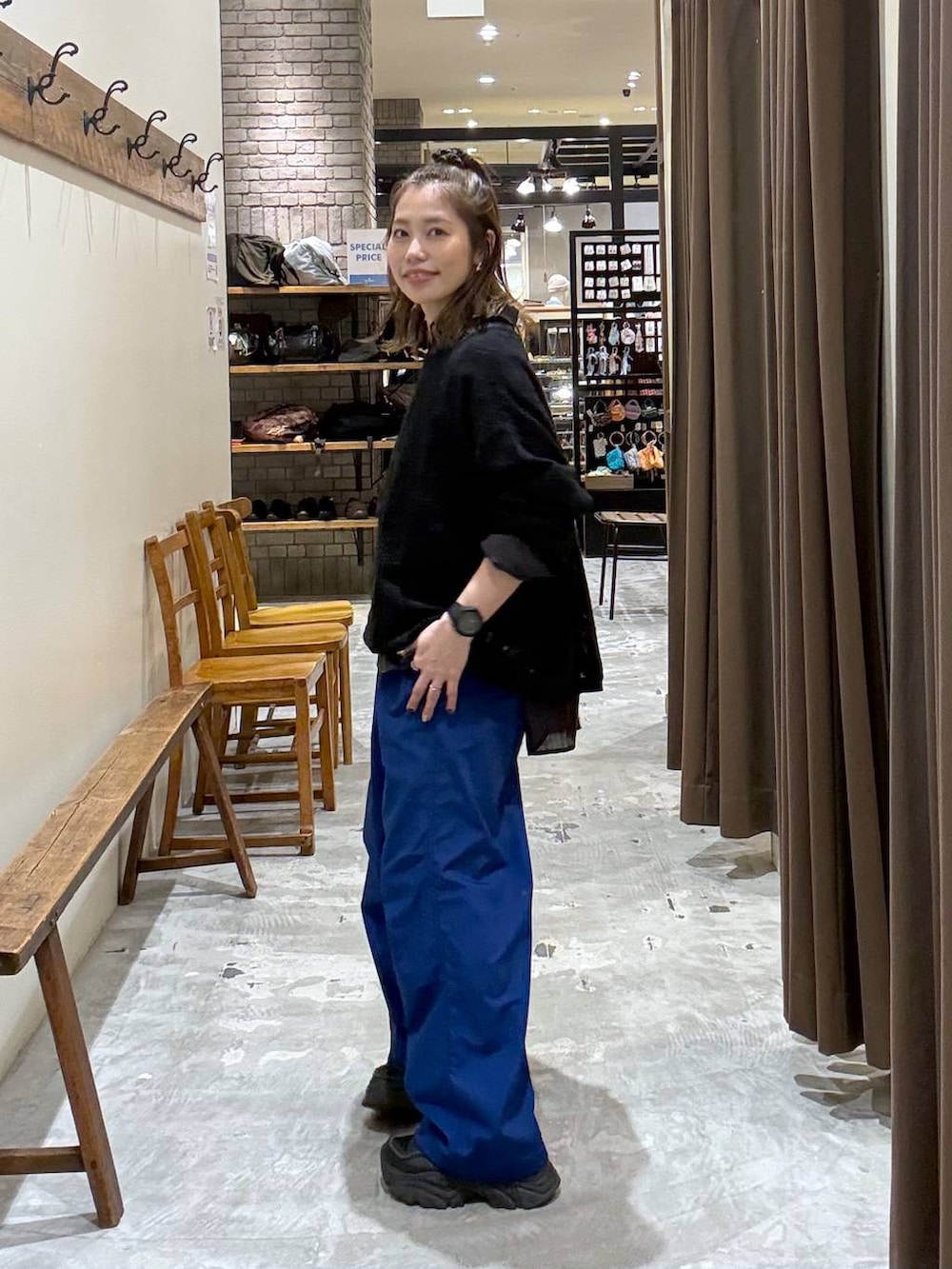 ブラック系のTシャツ/カットソー、ブルー系のその他パンツを着用したレディースの春コーディネートの4枚目の写真