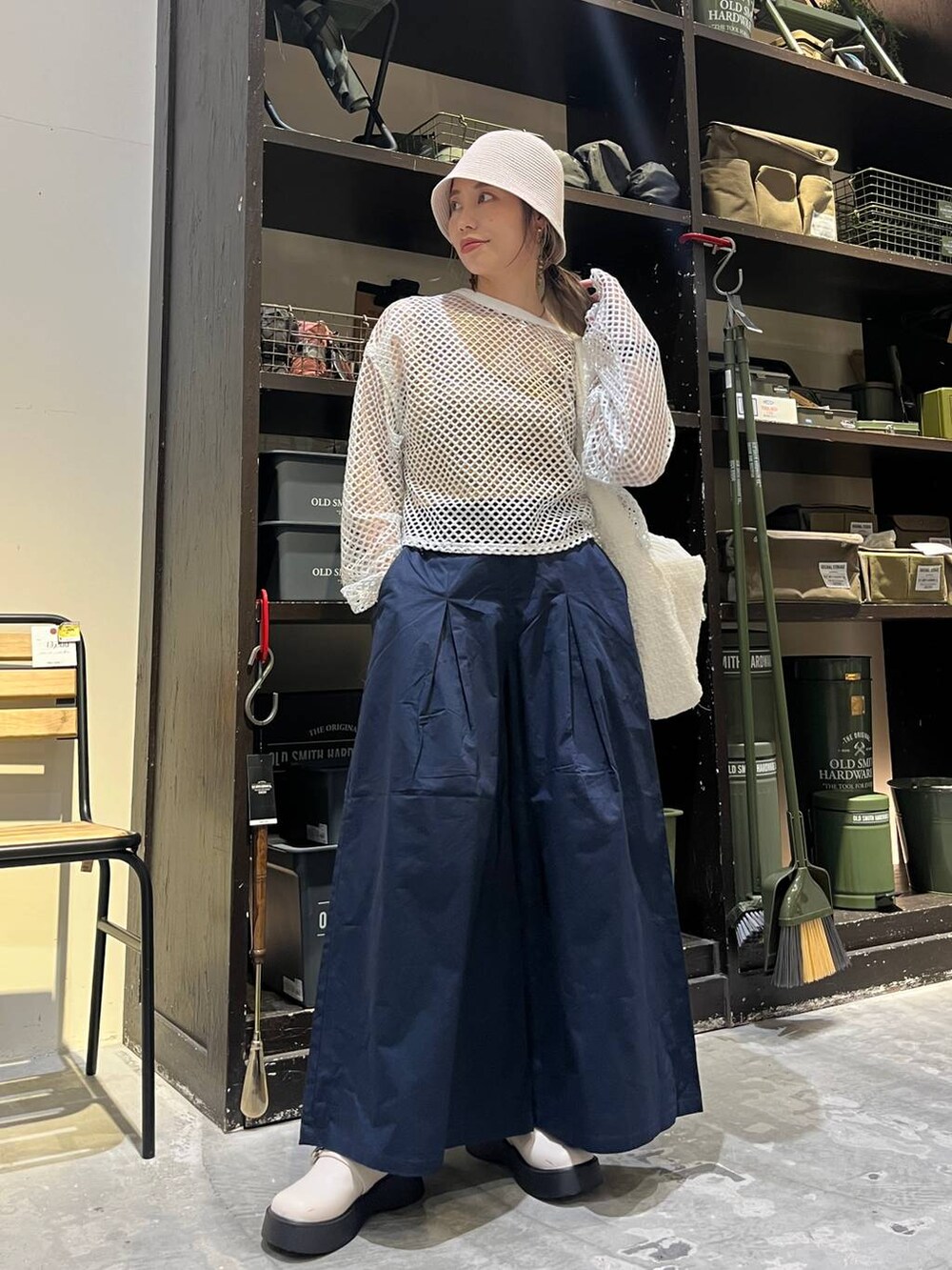 ブルー系のその他パンツ、ベージュ系のショルダーバッグ、ベージュ系のその他シューズを着用したレディースの春コーディネートの2枚目の写真