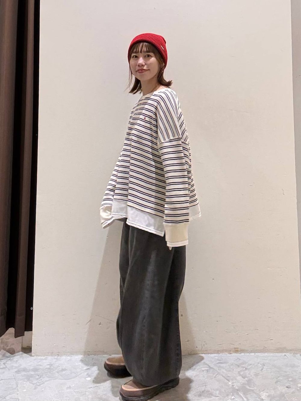 ベージュ系のTシャツ/カットソー、グレー系のデニムパンツ、ベージュ系のその他シューズを着用したレディースの秋コーディネートの6枚目の写真