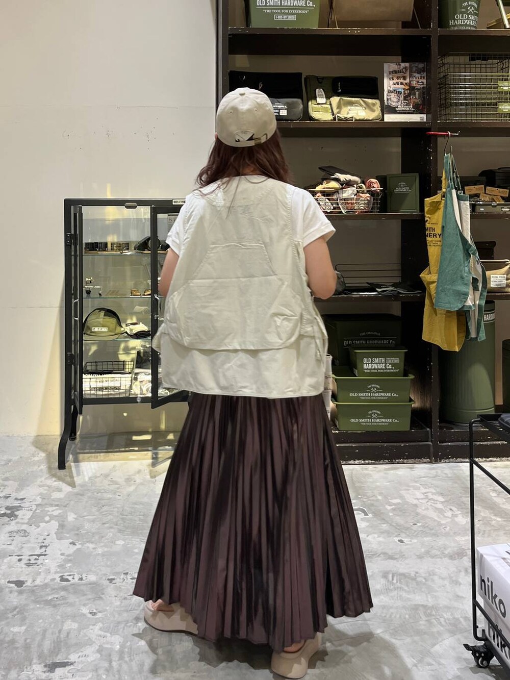 ベージュ系のサンダル、ベージュ系のスカート、ベージュ系のベストを着用したレディースの夏コーディネートの4枚目の写真