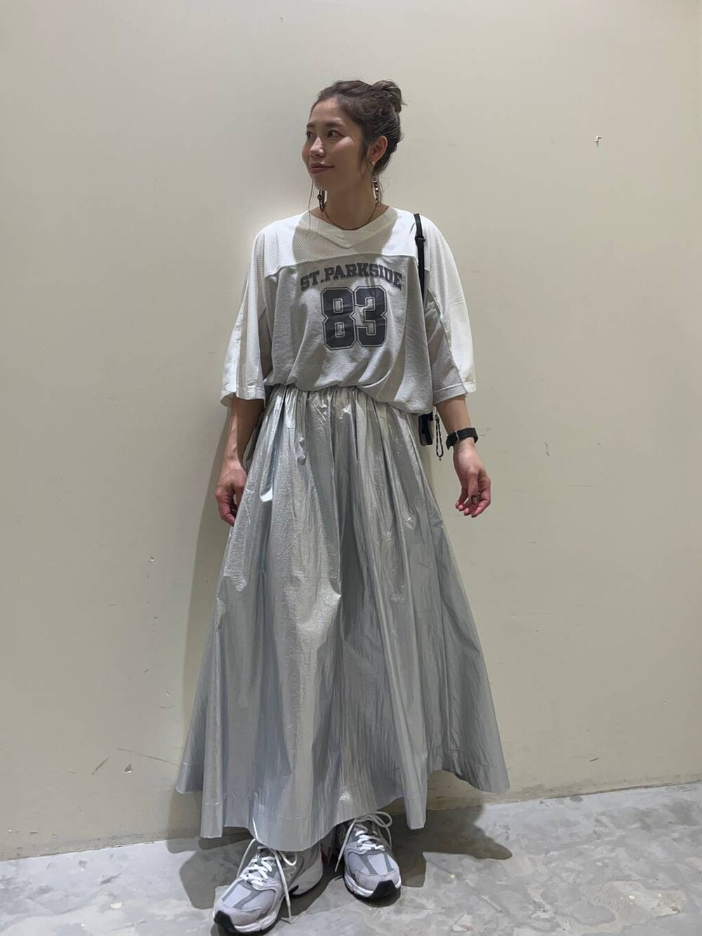 ホワイト系のTシャツ/カットソー、その他のショルダーバッグ、グレー系のスニーカーを着用したレディースの春コーディネートの8枚目の写真