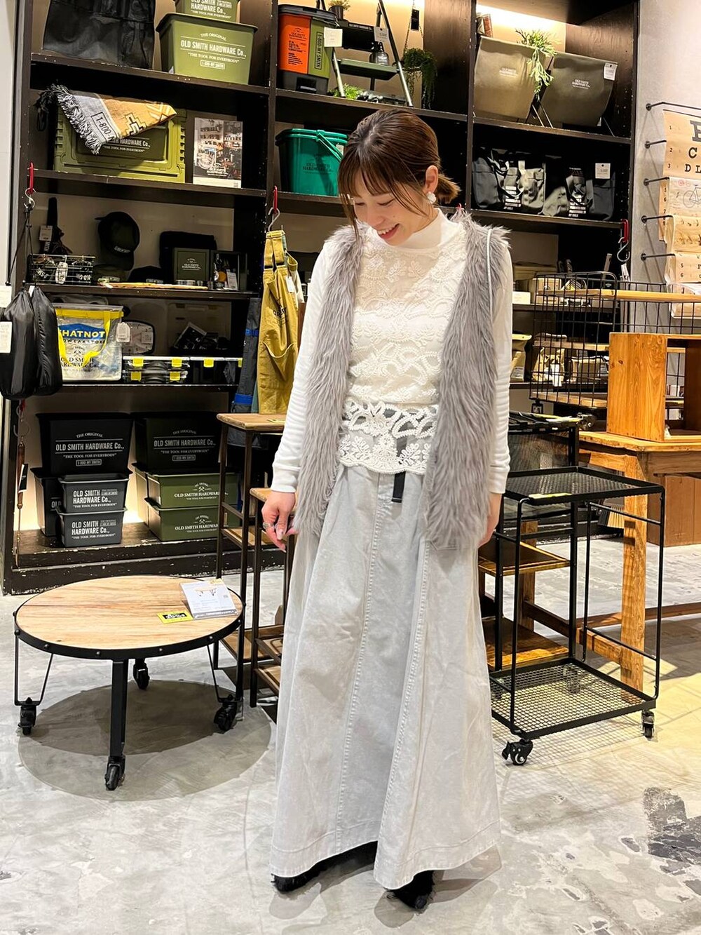 ブラック系のショルダーバッグ、ブラック系のバレエシューズ、ホワイト系のTシャツ/カットソーを着用したレディースの冬コーディネートの2枚目の写真