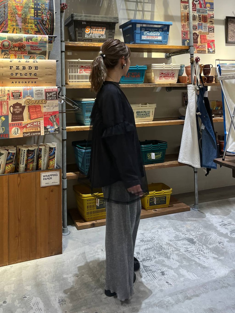 ブラック系のトートバッグ、グレー系のその他パンツ、ブラック系のローファーを着用したレディースの春コーディネートの5枚目の写真